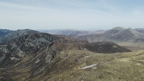 Aufsteigende-Luftaufnahme-Der-Atemberaubenden-Mourne-Mountains