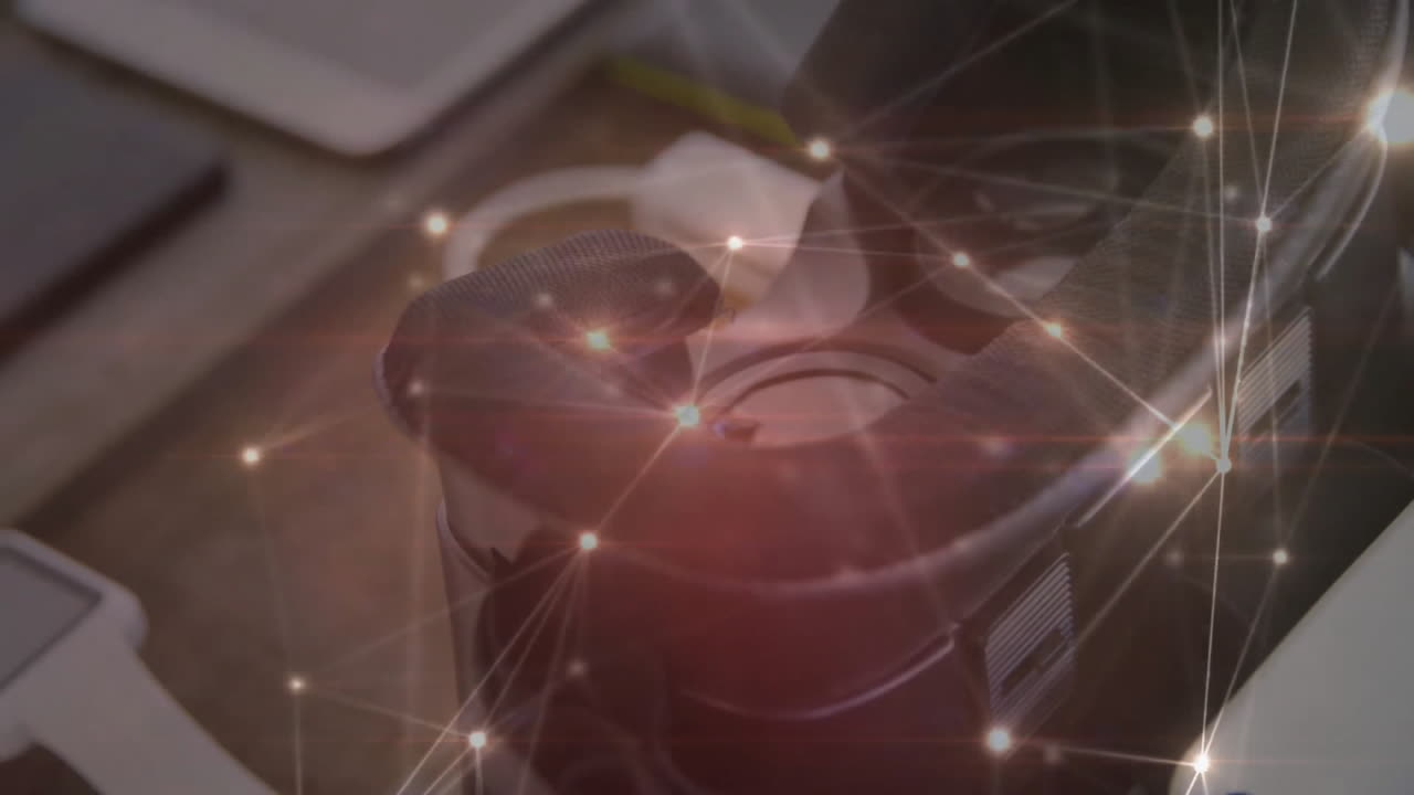 animación de las conexiones de red con puntos brillantes sobre los dispositivos electrónicos de fondo