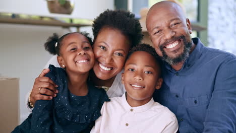 Familie,-Gesicht-Und-Glücklich-über-Das-Neue-Zuhause