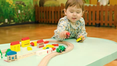 Ein-Entzückendes-Mädchen,-Das-Spielzeug-Im-Gyeonggi-Kindermuseum-Spielt---Mittlerer-Schuss