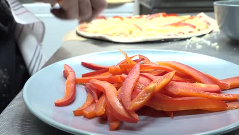 hombre amasando masa de pizza a mano