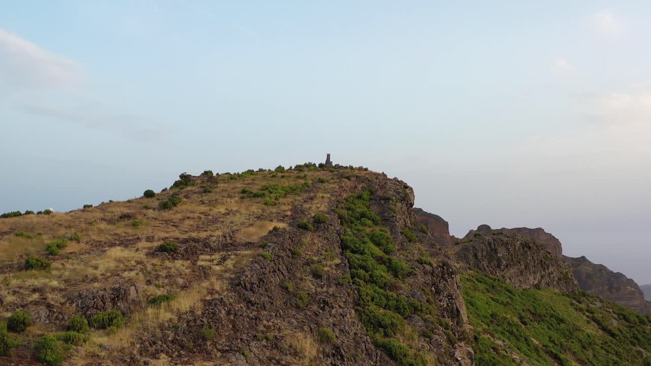 vista aérea de los picos de las montañas y el paisaje rural de la isla de madeira, portugal, revelando disparos de drones