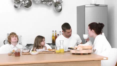 Glückliche-Familie-Zu-Hause-Beim-Gemeinsamen-Frühstück