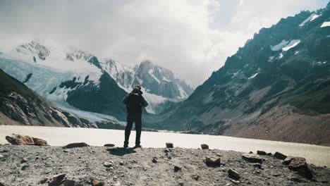 Rückansicht-Eines-Rucksacktouristen-Mit-Blick-Auf-Laguna-Torre-Und-Cerro-Torre-In-Patagonien,-Argentinien