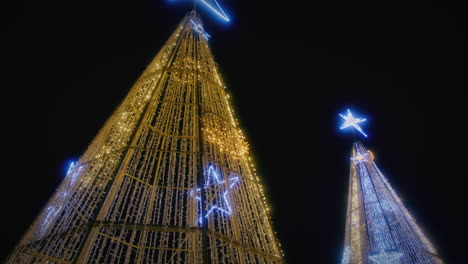 hermosos árboles de navidad gigantes de luz en leiria portugal gimbal cámara lenta