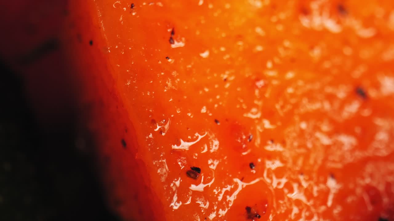 Panorámica macro en primer plano de verduras a la parrilla, incluyendo calabaza y calabacín, sazonadas con sal, pimienta negra, pimentón, aceite de oliva y romero