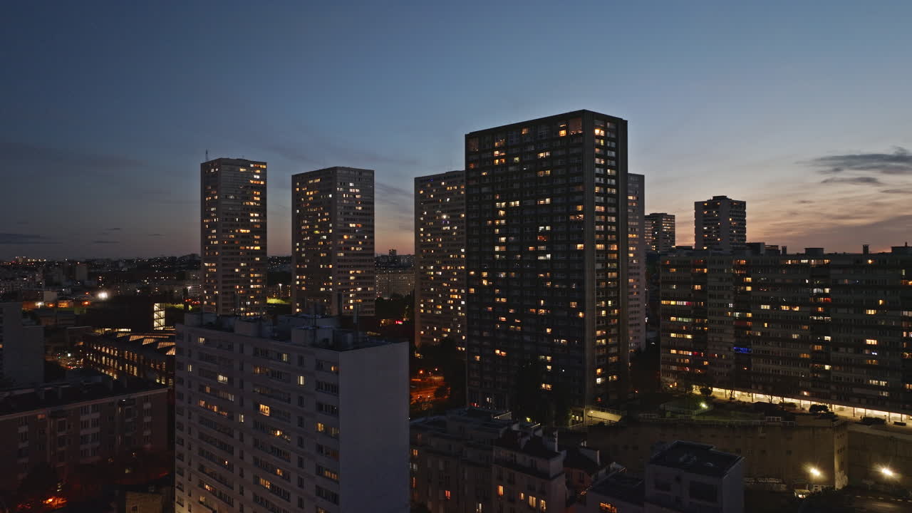 una impresionante vista aérea nocturna del distrito de las olimpiadas de parís con una altura iluminada