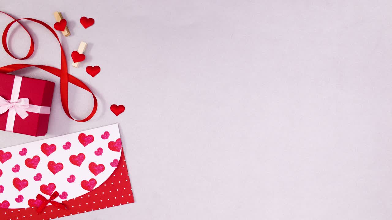 regalo di san valentino e busta per biglietto di auguri spostarsi sul lato sinistro. fermare il movimento