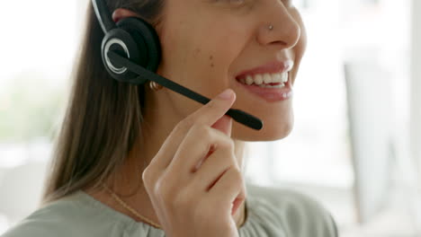 consulta en el centro de llamadas, rostro de mujer feliz