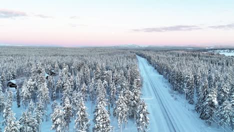 Straße-Durch-Verschneiten-Kiefernwald-Im-Winter-In-Finnland