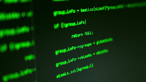primer plano del código informático del hacker en la pantalla