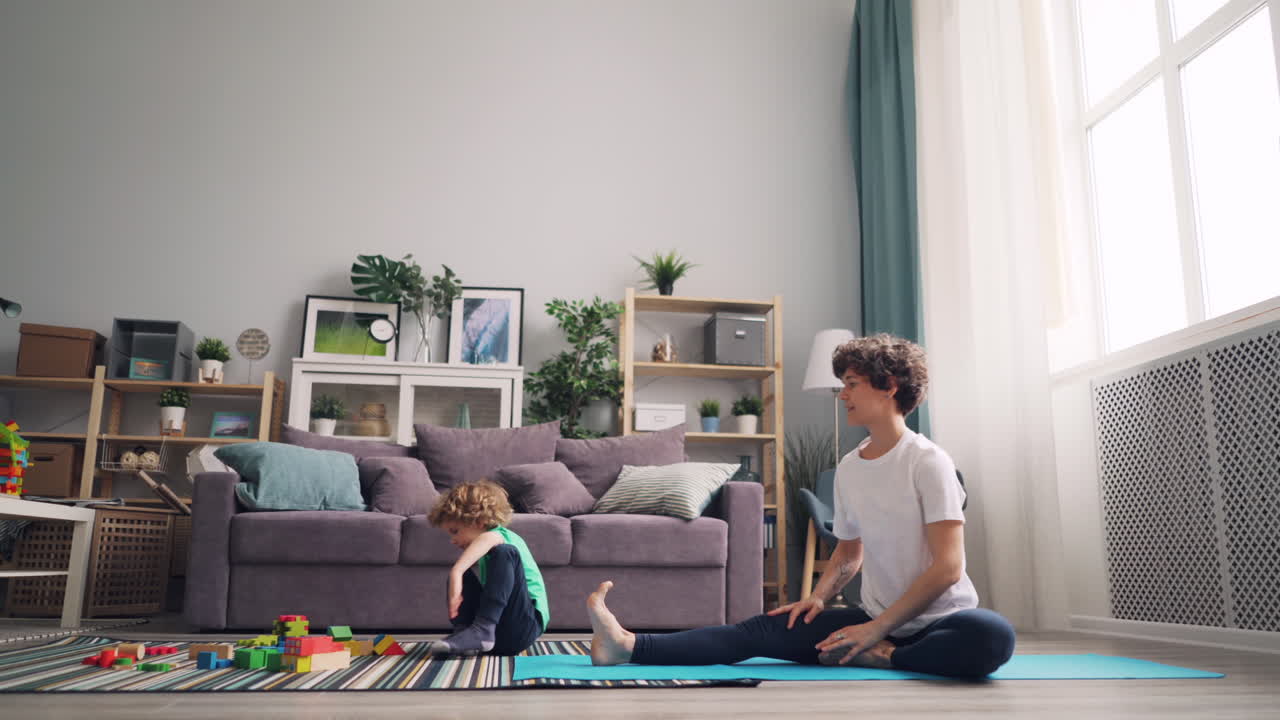 Evde Yoga Yapan Anne ve Çocuk