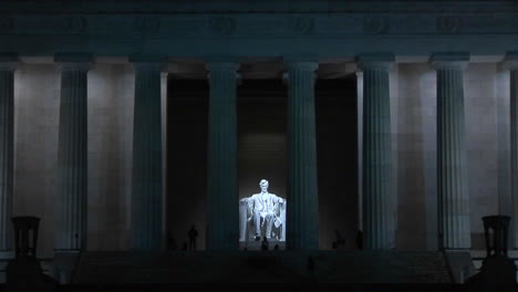 the lincoln memorial at night 1