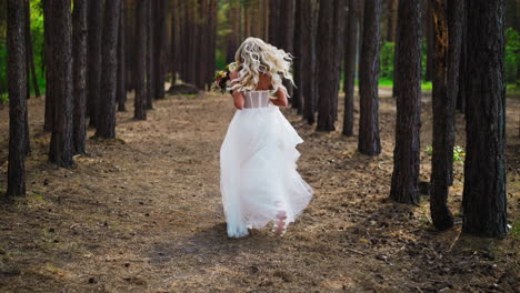 La-Novia-Vestida-De-Novia-Con-Un-Ramo-Fresco-Recorre-El-Bosque