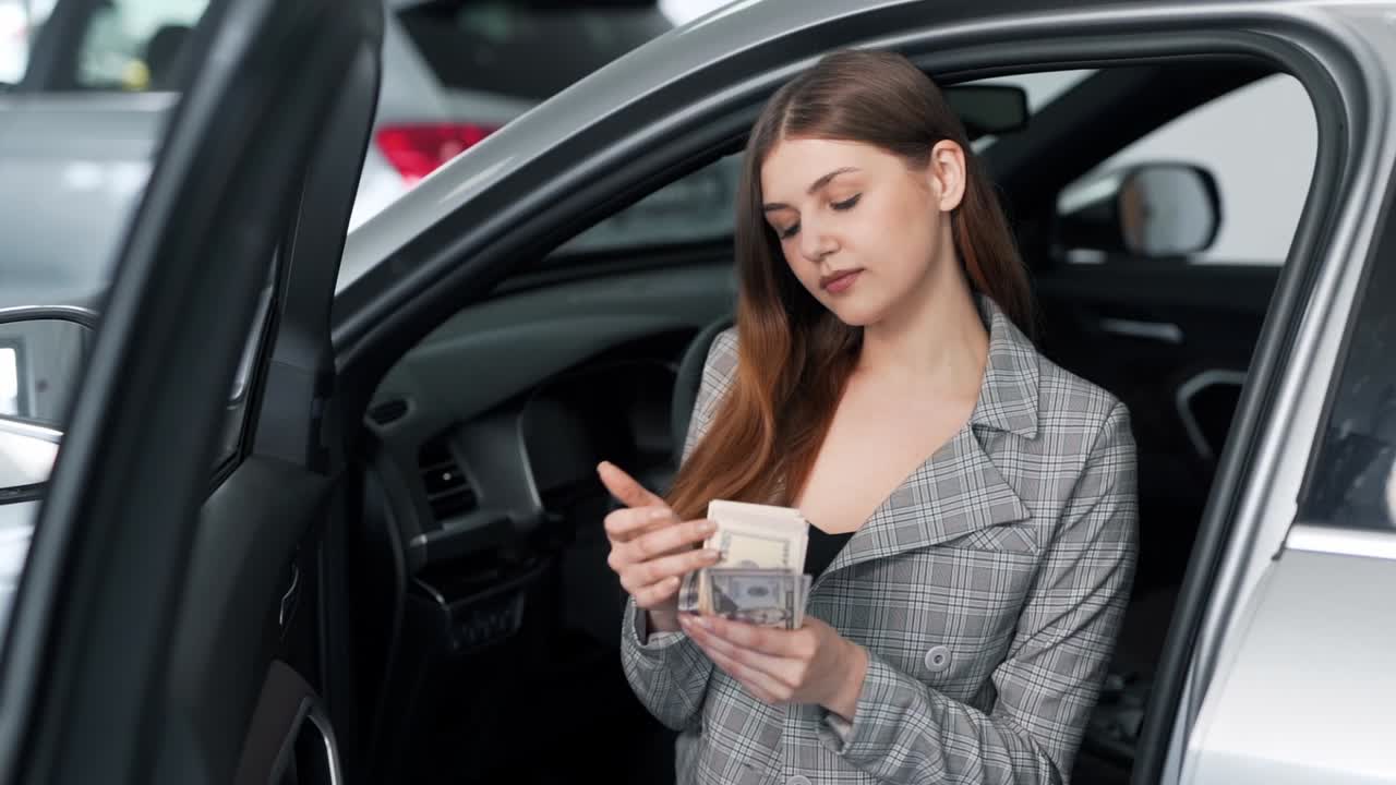 alegre chica encantadora muestra un paquete de billetes y sonrisas