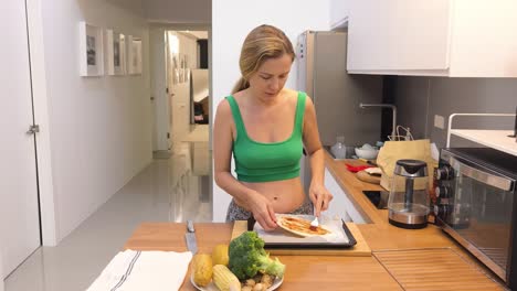 mujer haciendo pizza en casa