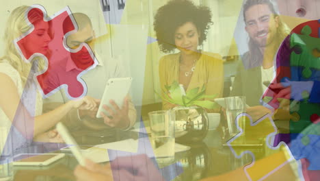 animación de piezas de rompecabezas coloridas sobre colegas de trabajo que utilizan dispositivos electrónicos