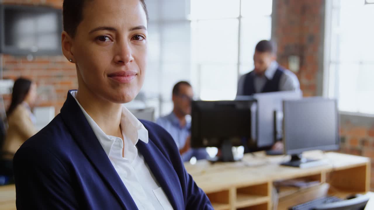 mujer ejecutiva mirando a la cámara 4k