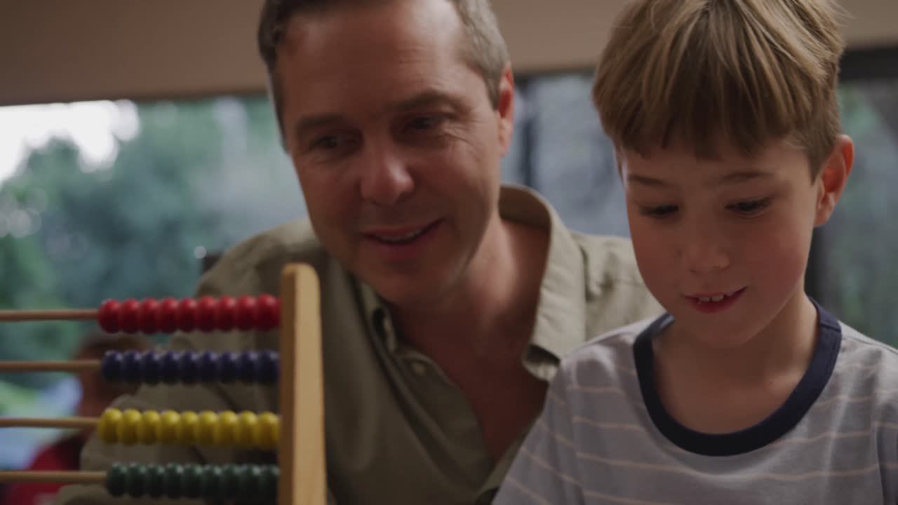 la familia pasa tiempo juntos en casa por la noche