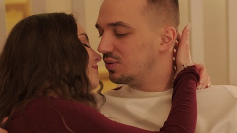 una pareja enamorada está pasando tiempo en casa.