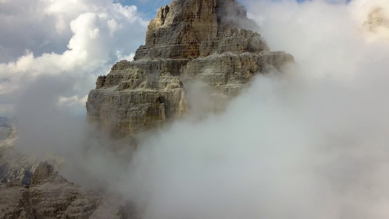 İtalya, Belluno, Dolomitler, Alpler'deki Tre Cime Lavaredo'nun üç zirvesinden oluşan tek bir dağ zirvesi ve kayalık sırtının alçalan havadan görünümü