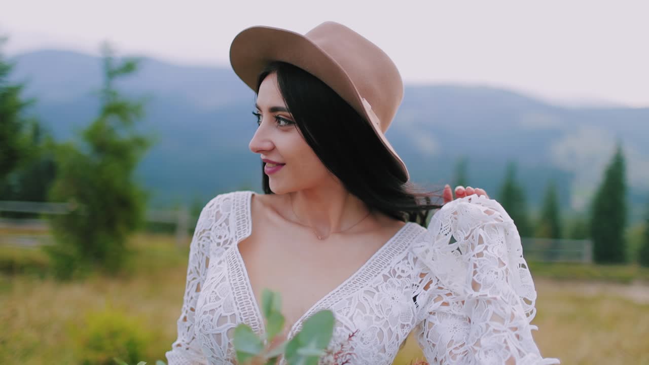 Novia hermosa y elegante. Novia joven posando con un fondo de montañas.