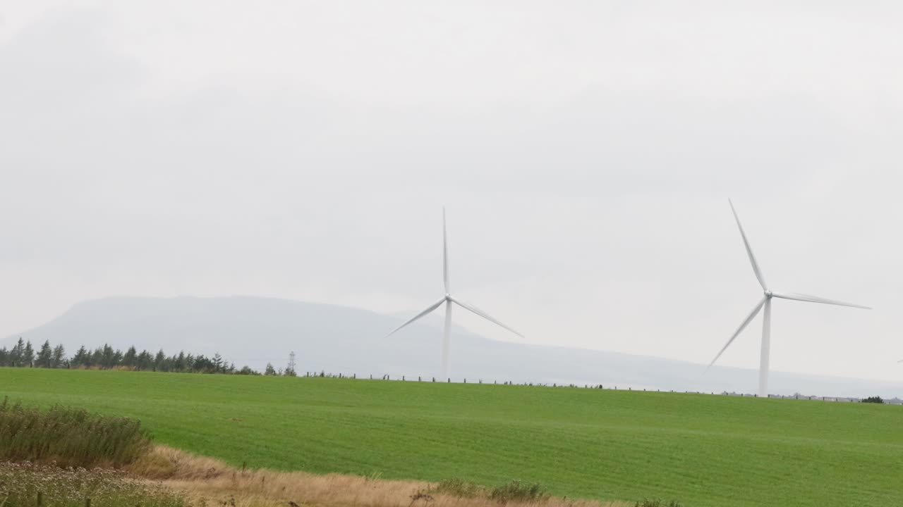 푸른 에서 회전하는 풍력 터빈
