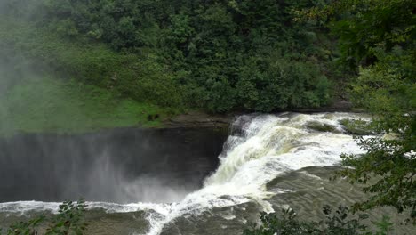 las cataratas superiores en el parque estatal letchworth