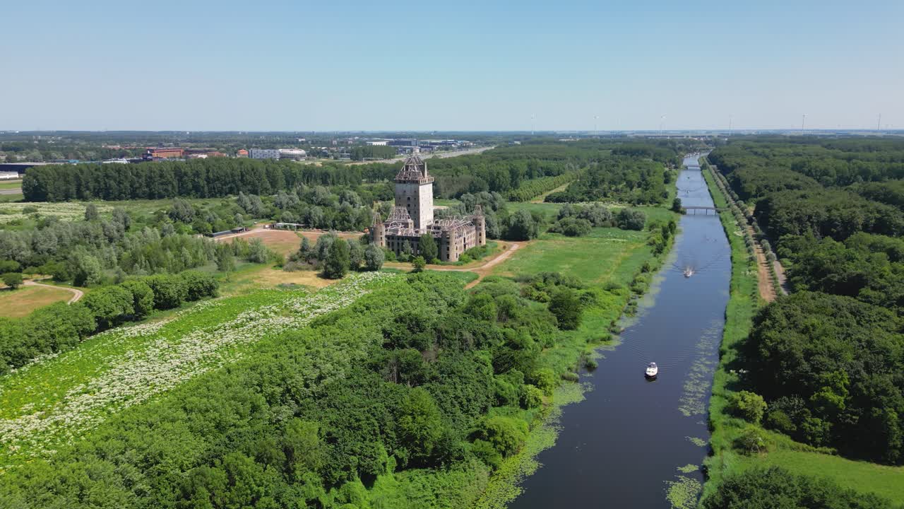 Ujęcie z drona nad parkiem przyrody, kanałem wodnym, opuszczonym zamkiem miasta Almere, prowincja Flevoland, Holandia.