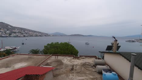 Timelapse-Desde-La-Azotea-Con-Barcos-En-Movimiento-En-Un-Día-Nublado