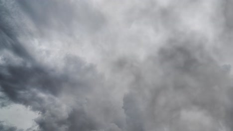 fondo de tormenta y nubes en el cielo oscuro