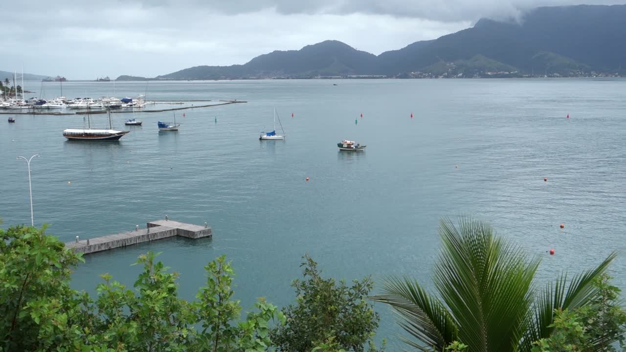 barcos en la bahía marina en la isla de ilhabela en la costa de sao paulo, brasil