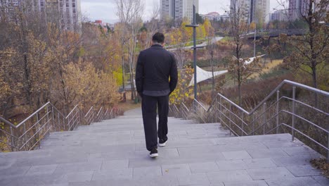 hombre deprimido caminando por el centro de la ciudad. desesperación e insatisfacción.