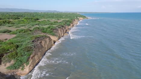 scogliere lungo la spiaggia di playa matanzas, bani in repubblica dominicana