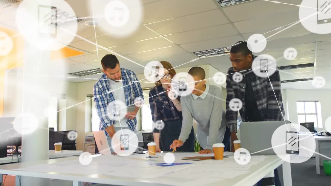 animación de una red de iconos digitales sobre diversos colegas discutiendo juntos en la oficina