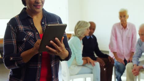 Frau-Nutzt-Digitales-Tablet-Im-Gesundheitszentrum-4k