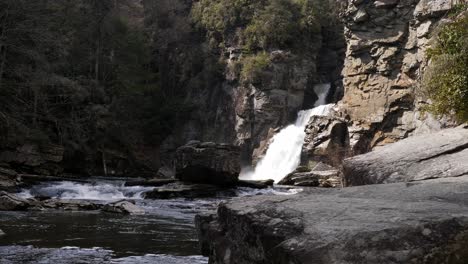 Linville-Falls-Weitwinkelaufnahme-Mit-Felsen-Im-Vordergrund