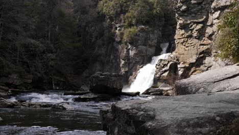 linville falls gran plano con roca en primer plano