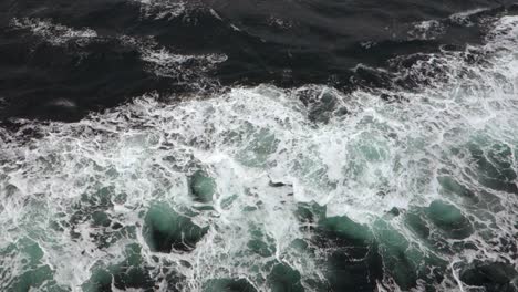 Espuma-De-Agua-Y-Olas-Creadas-Por-Barco,-Efecto-De-Cámara-Lenta