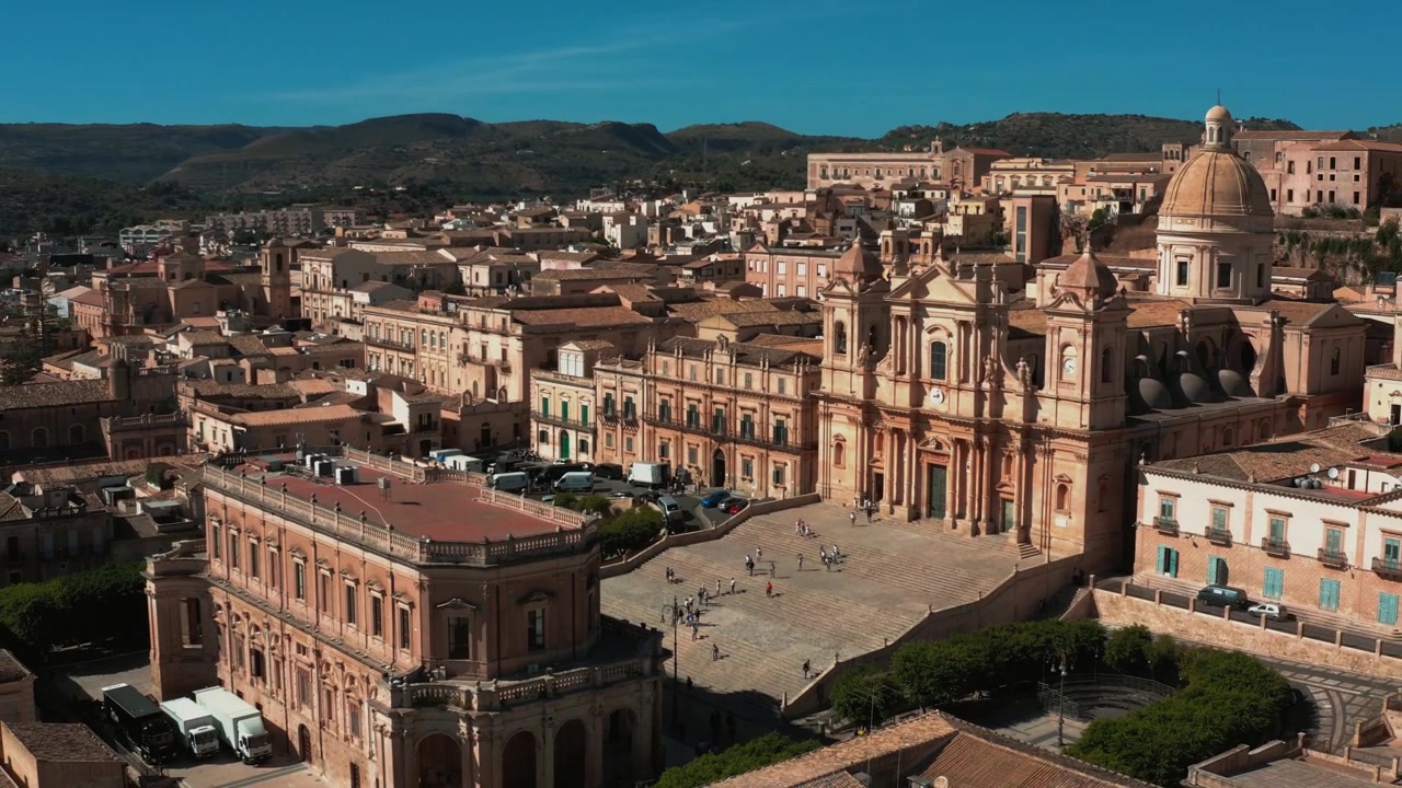 El magnífico Duomo Barroco de Noto, Sicilia, elevándose sobre amplias vistas de los tejados de la ciudad.