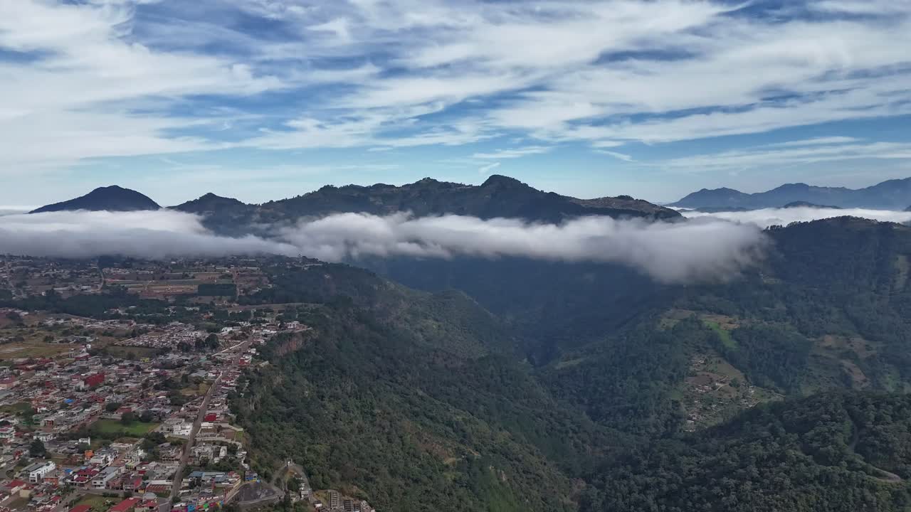hiper-lapse en zacatlán niebla blanca del barranco de los pinzones en un hermoso día