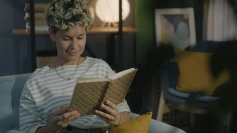 mujer leyendo un libro en casa