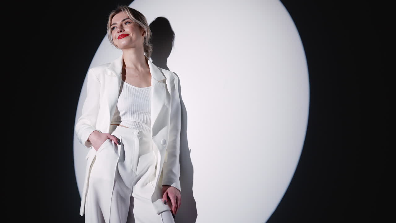 색 슈트를 입은 세련된 여성