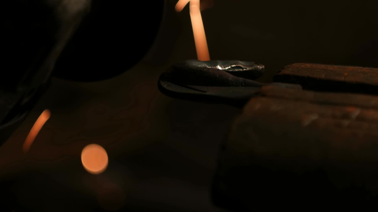 molienda de piezas metálicas con sierra circular