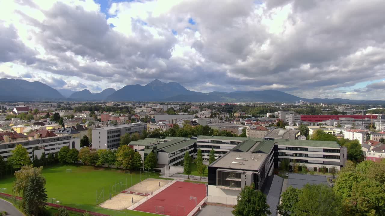 kuchl austria의 잘츠부르크 외곽을 보여주는 넓고 극적인 공중 견인