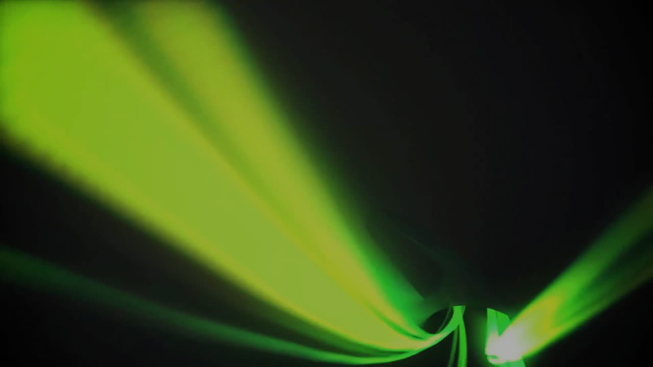 зеленые световые следы, образующие абстрактные узоры, динамическая анимация на черном фоне