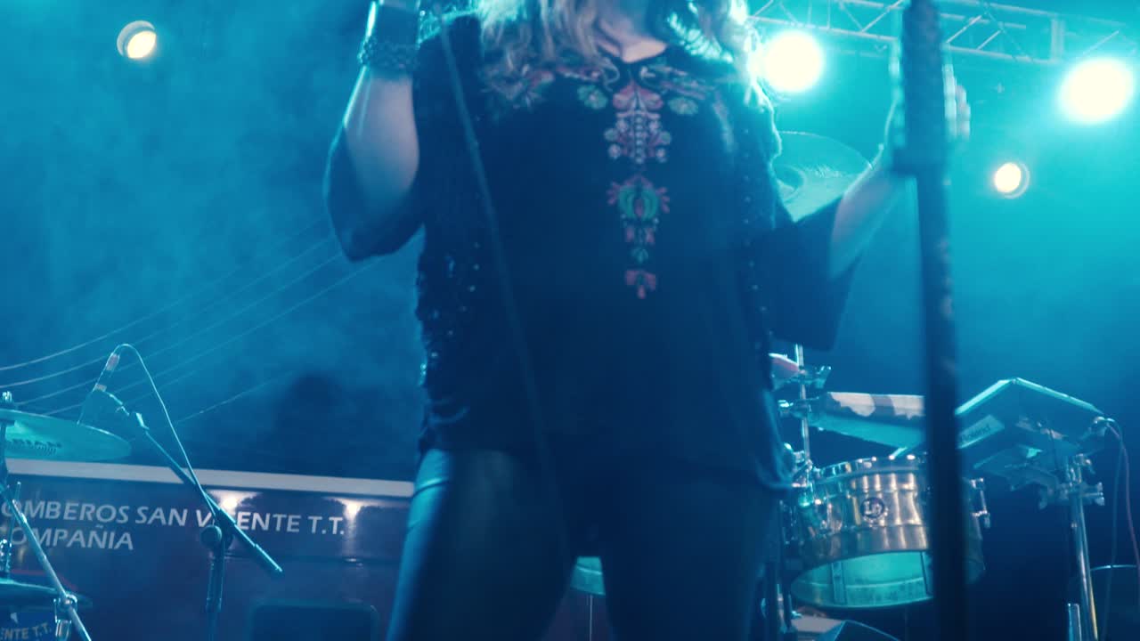 Cantante che si esibisce sul palco di un concerto