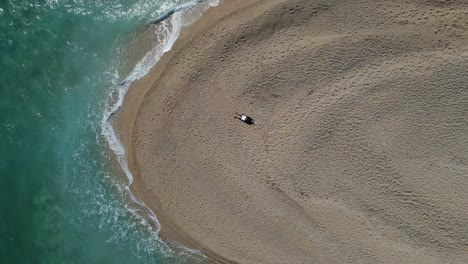 Mann-Liegt-Am-Strand-Des-Goldenen-Horns-In-Kroatien