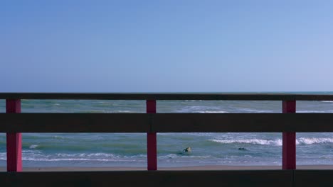 Ocean-waves-in-slow-motion-behind-the-wooden-deck