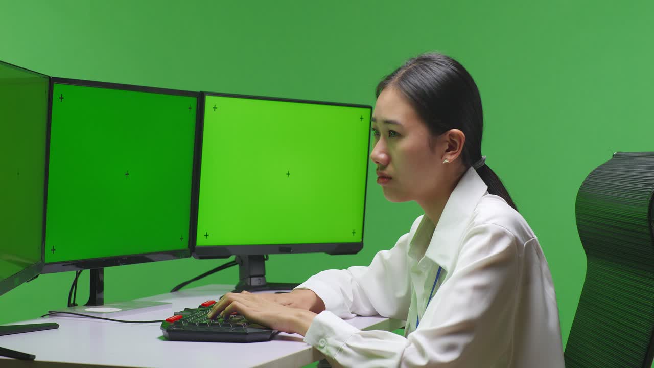 mujer estresada en la computadora